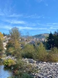 Une vue du village depuis la rivière l'Eysse